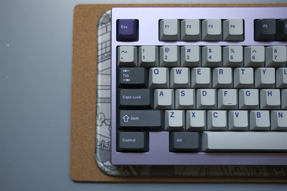 Top-left close-up of alphas, Esc and modifiers