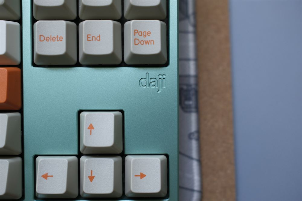 Close-up of the navigation cluster and daji logo