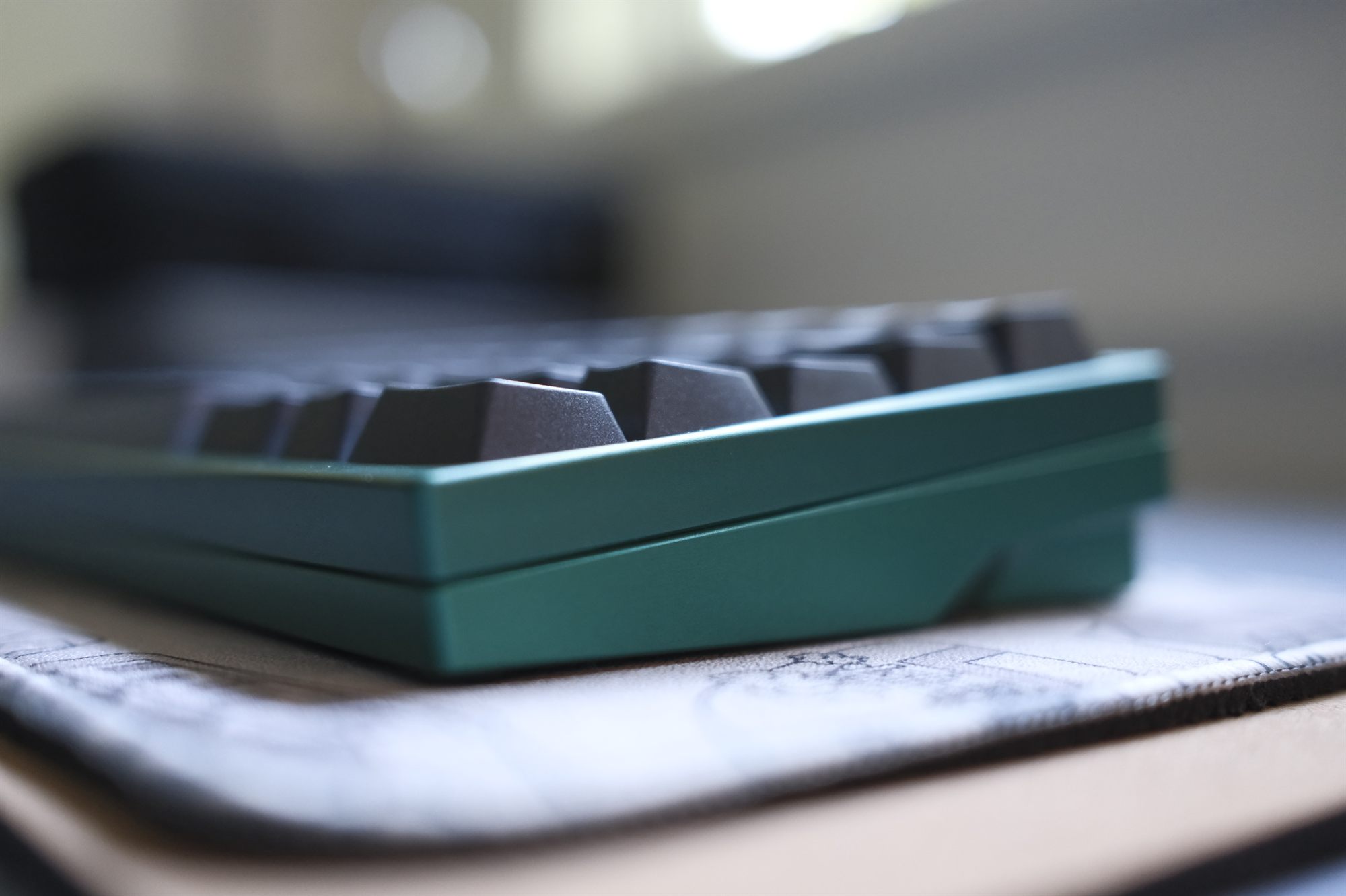 Flybeck Ech0, low side profile — peacock-green anodized case with grey GMK Nord keycaps