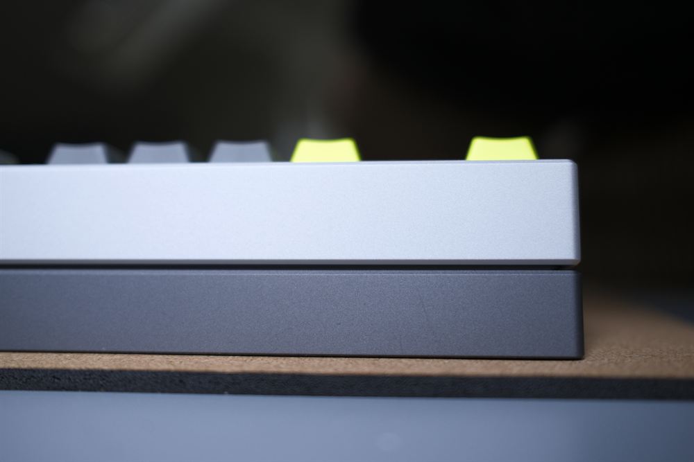Front edge of the silver anodized case, two-tone gasket seam