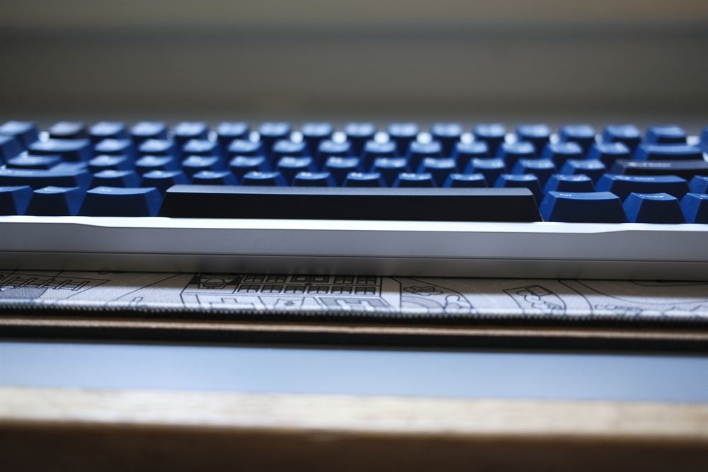 Front-edge side profile of the silver case