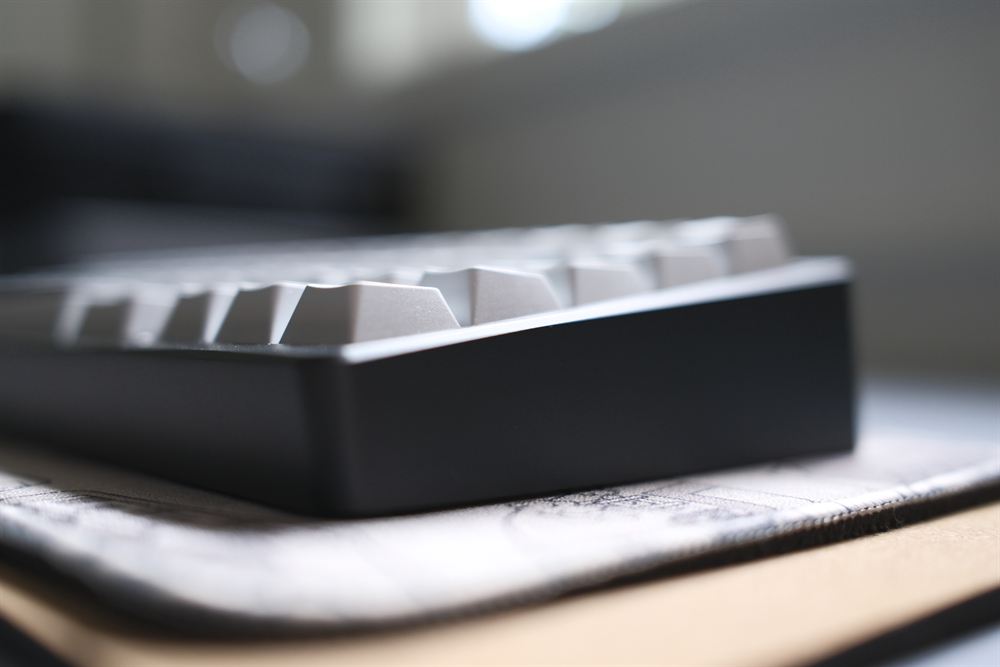 SingaKBD Kohaku — lunar-black board with GMK Redacted and a red-X Esc