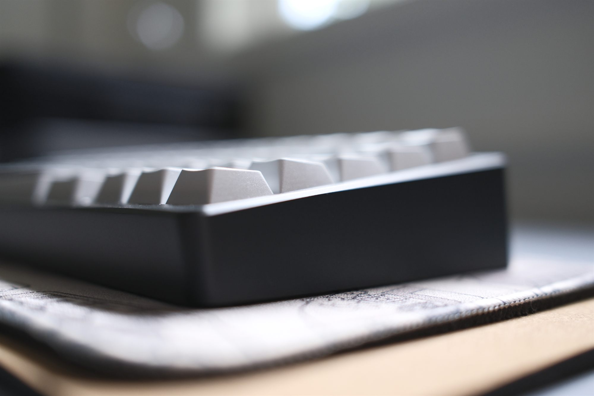 SingaKBD Kohaku, side profile — matte black case with white and grey GMK Redacted keycaps