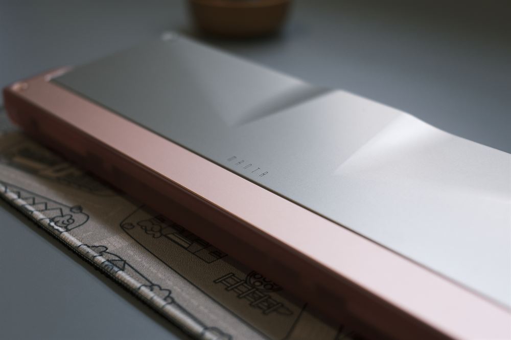 Three-quarter profile of the top plate and copper trim