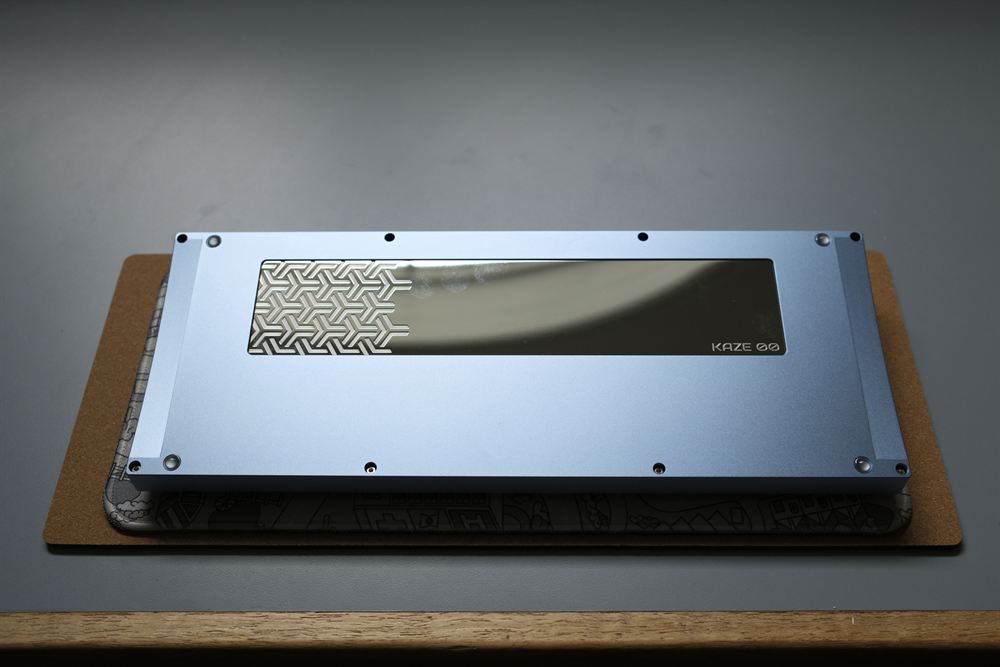 Underside plate with the mirror PVD weight and KAZE 00 mark