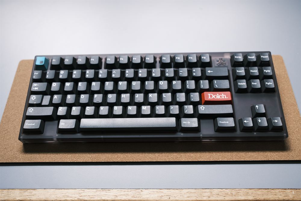 Top-down plan view of the NRD Kaze with GMK Monochrome Dolch, the red Dolch key and clear artisan