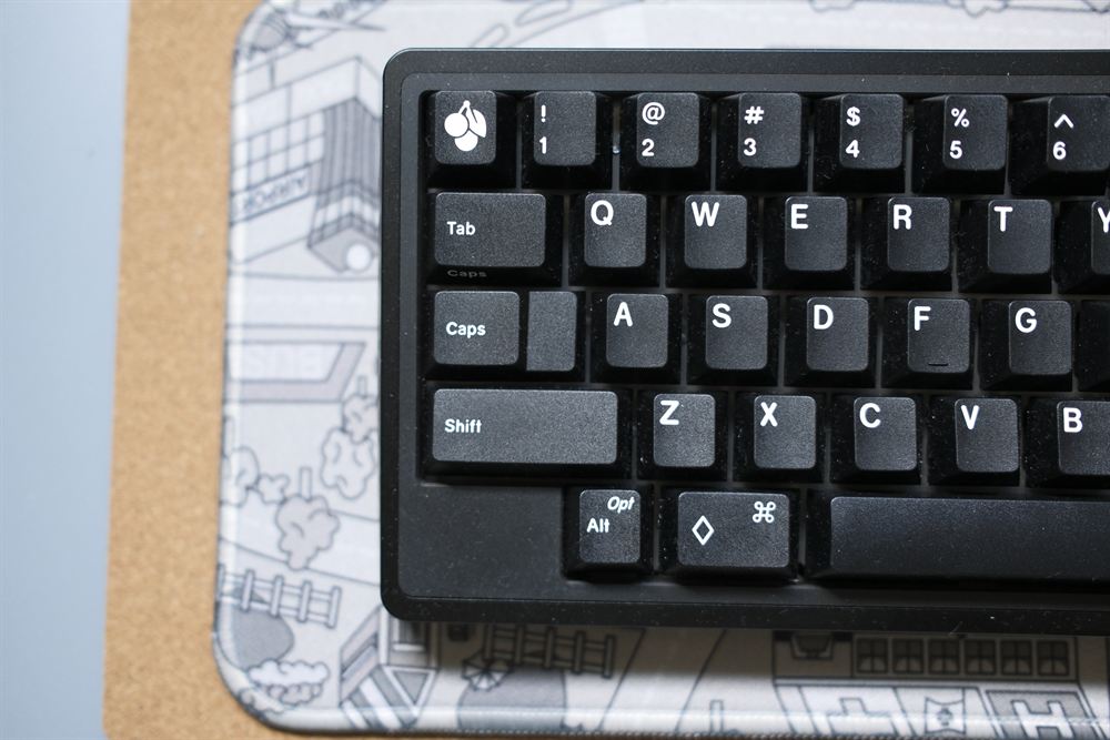 Three-quarter over the Cherry-logo Esc and black alphas