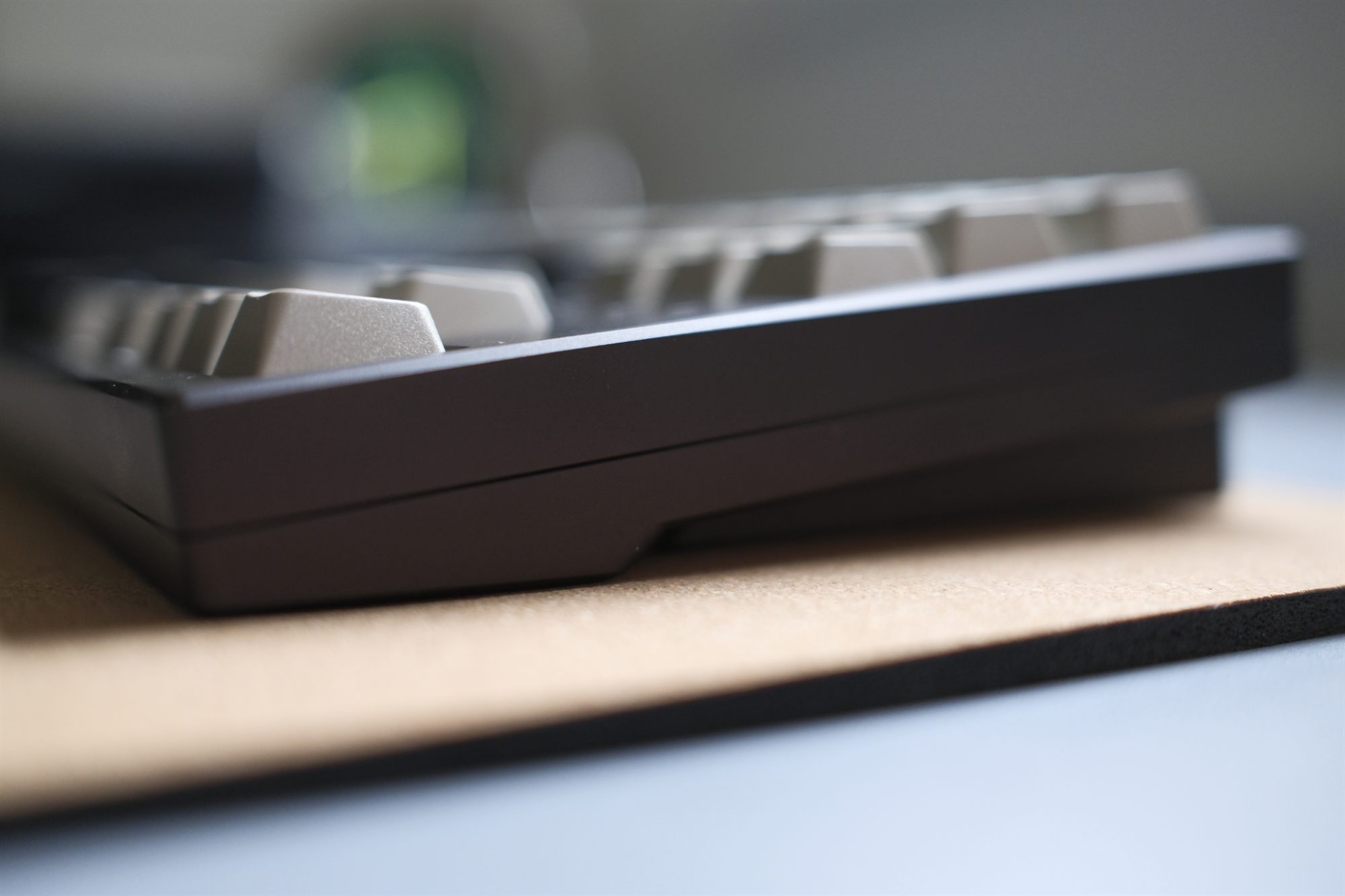 Rukia Korsa Turbo, three-quarter view — black anodized case with grey SWG Rubber keycaps