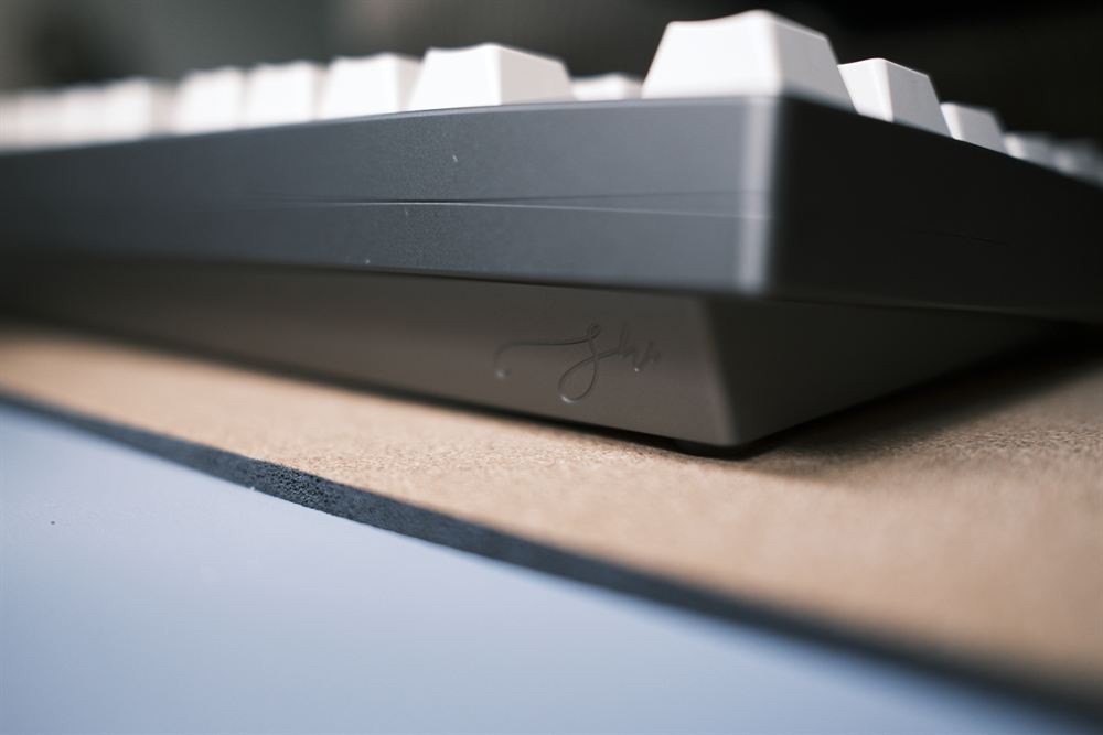 Side profile detail showing the engraved Shi script signature