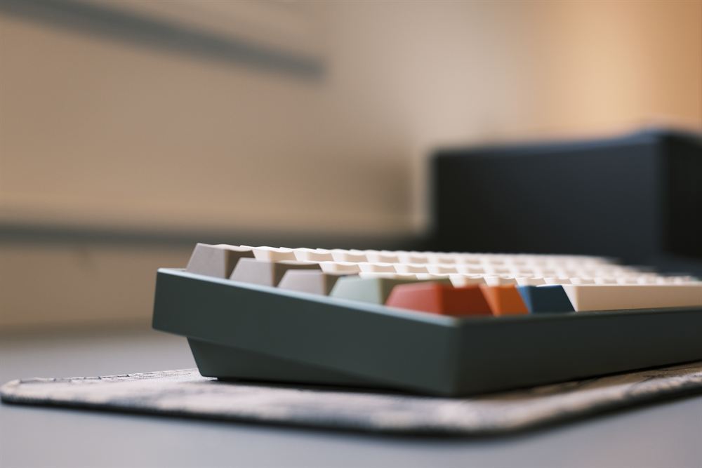 Front side profile of the reseda-green case on a desk mat
